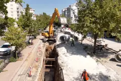 Rauf Denktaş Caddesi'nde kanalizasyon altyapısı yenileniyor