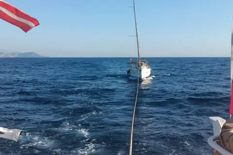 Fethiye açıklarında sürüklenen tekne emniyete alındı