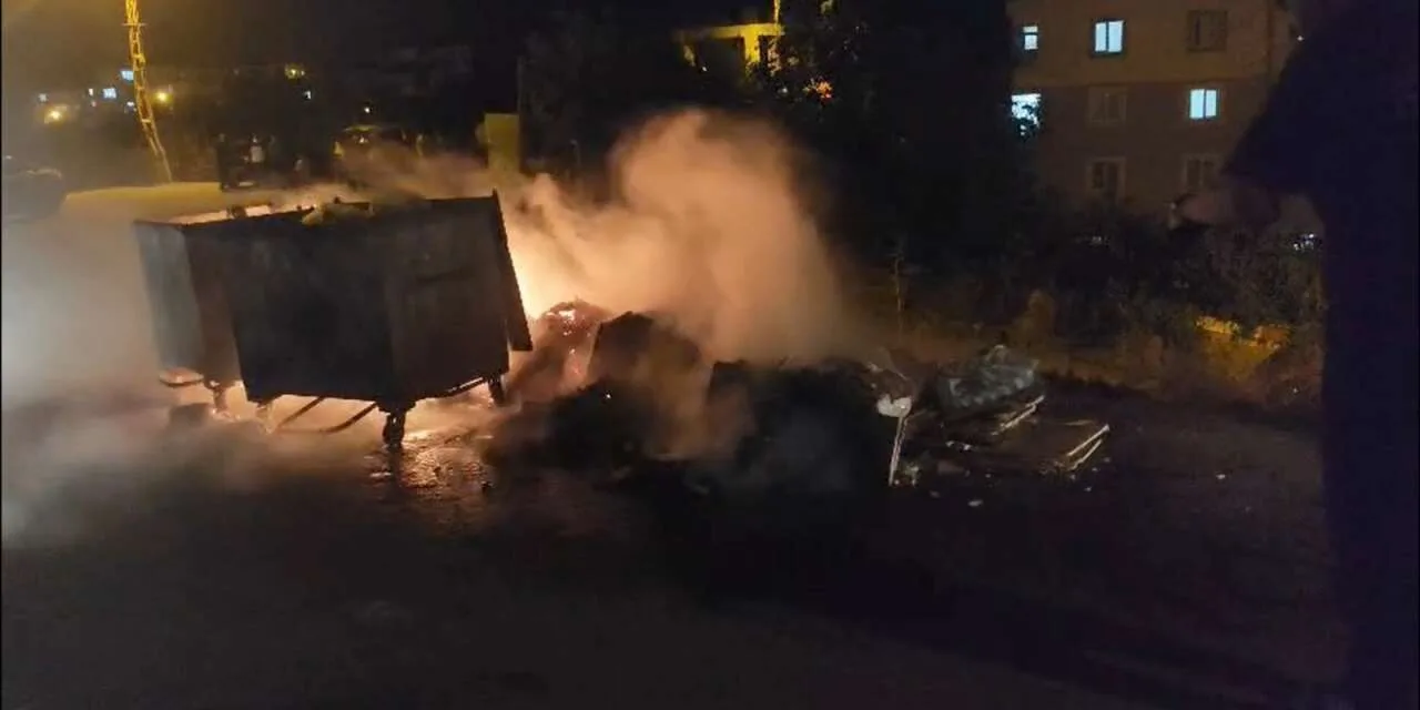Hakkâri’de çöp konteynerleri ateşe verildi, alevler anızlara sıçradı
