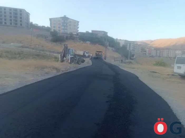 Hakkâri’de Deşta Veliava bölgesinde sıcak asfalt çalışması sürüyor