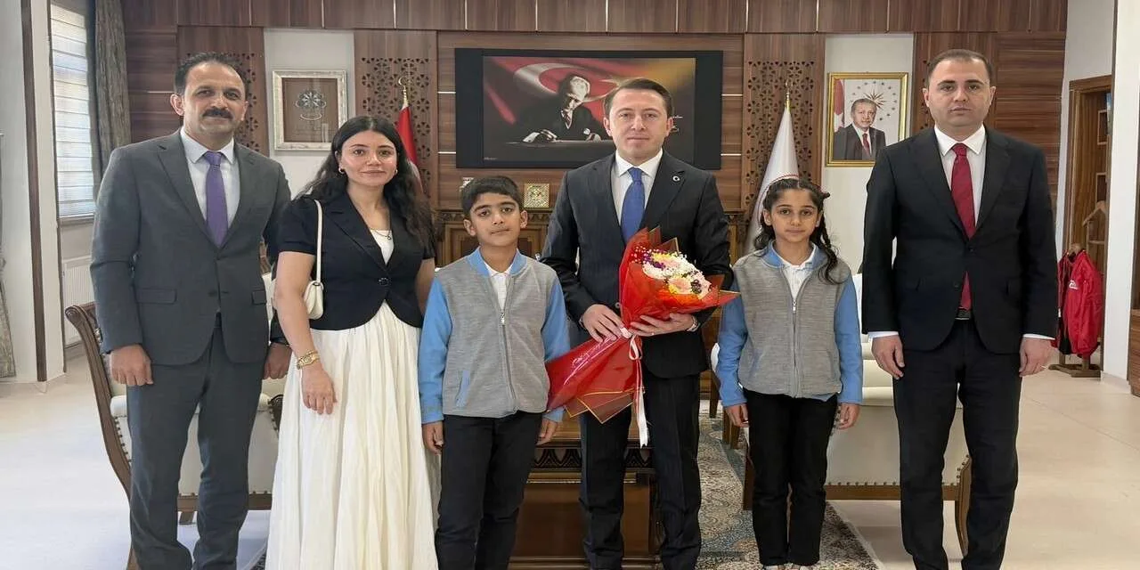 Yüksekova’da öğrencilerden Kaymakam Hülür’e İlköğretim Haftası ziyareti