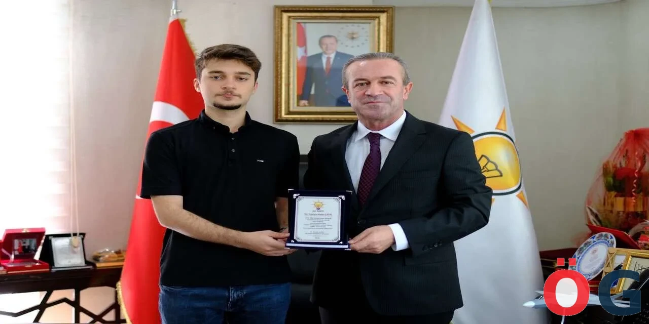 YKS’de Hakkâri birincisi olan Hamza Hazar Çatal’a plaket