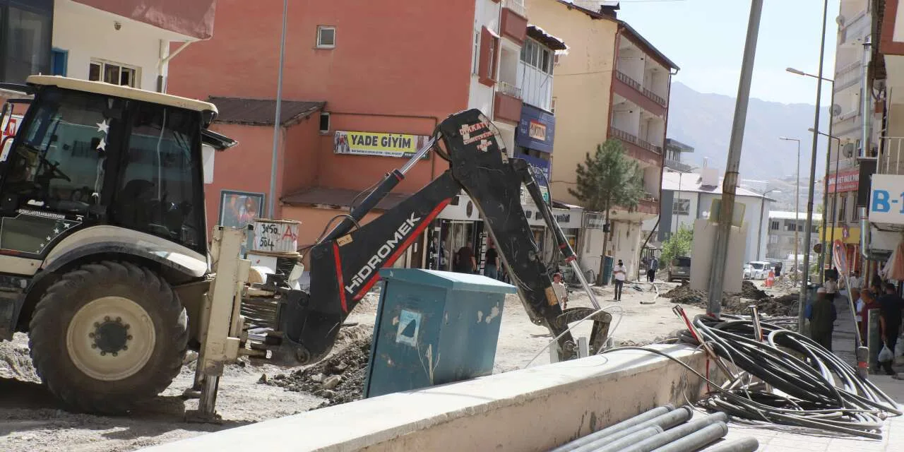 Altay Caddesi’nde çalışmalar sürüyor, esnaf tamamlanmasını bekliyor