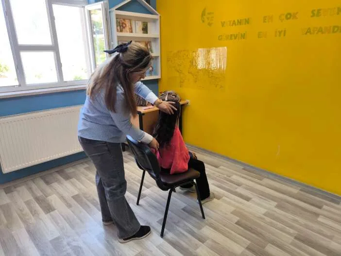 Hakkâri’de köy okulunun miniklerine anlamlı dokunuş: Saç bakım etkinliği düzenlendi