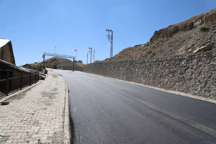 Hakkari’de Sıcak Asfalt Çalışmaları Sürüyor: Ekipler Yeni Mahalle’ye İlerledi