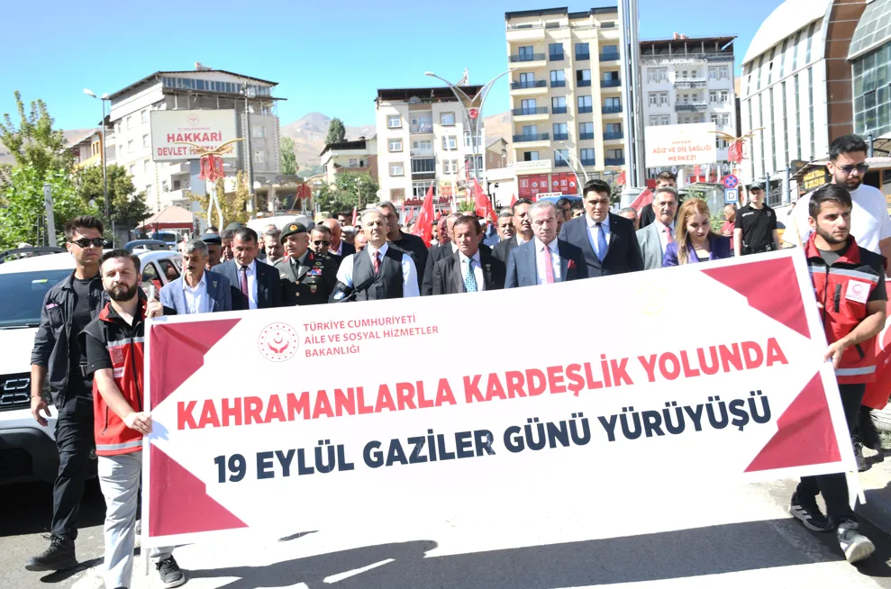 Hakkâri’de Gaziler Günü’nde anlamlı yürüyüş: Türk bayraklarıyla kardeşlik mesajı