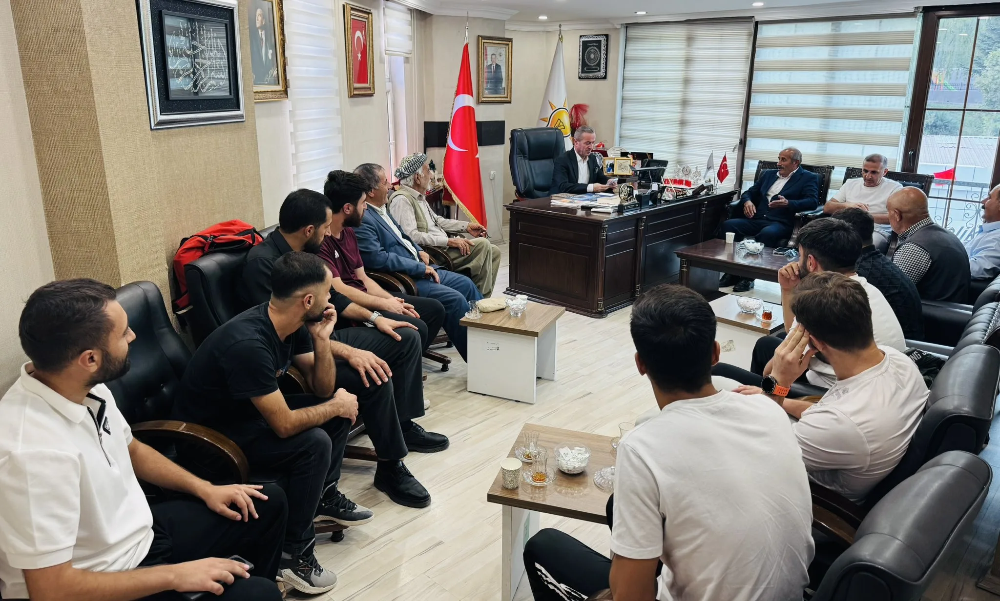 AK Parti Hakkâri İl Başkanı Kaya vatandaşların taleplerini dinledi