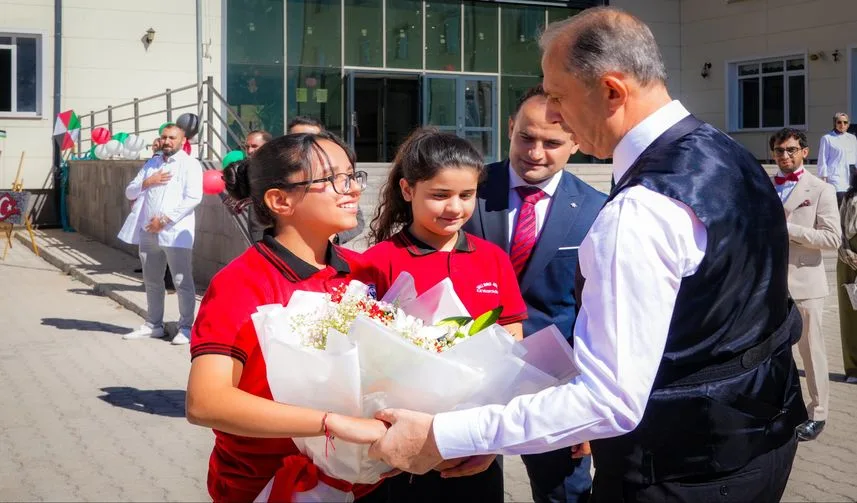 Hakkâri’de yeni eğitim yılı İlköğretim Haftası etkinlikleriyle başladı