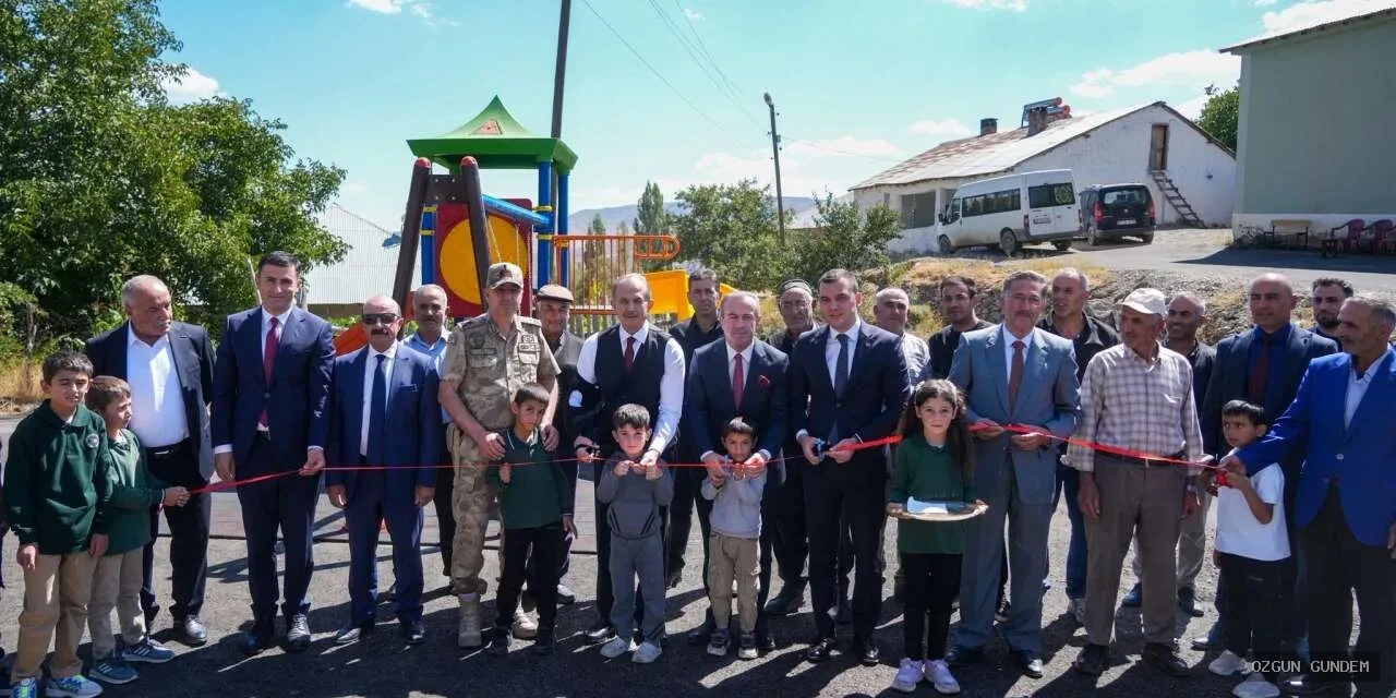 Hakkâri Valisi Taşyapan Yeniyol Mezrası’nda Çocuk Parkı Açtı