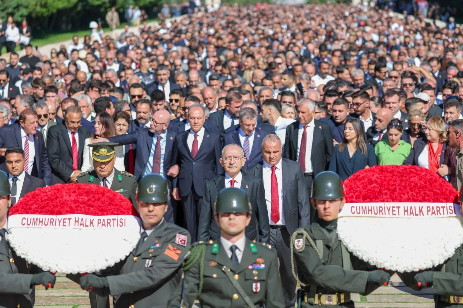 CHP’nin 103. yılında Kılıçdaroğlu Anıtkabir’e gitti