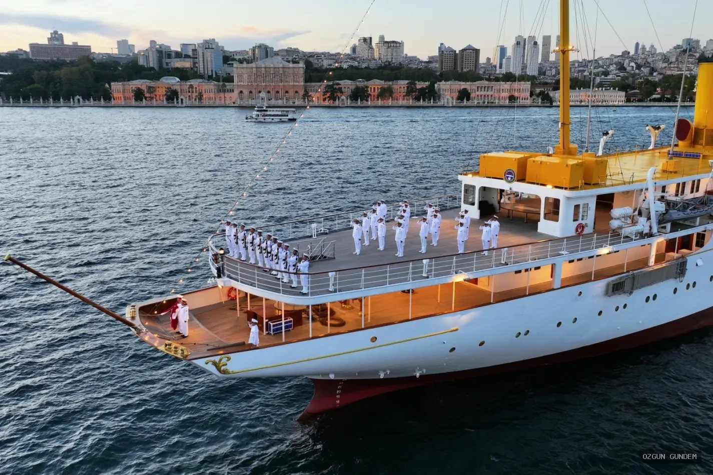 TCG Savarona İstanbul ziyareti için Dolmabahçe'de demirledi