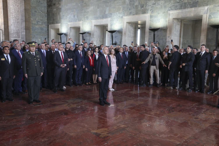 CHP’nin 103. yılında Kılıçdaroğlu Anıtkabir’e gitti