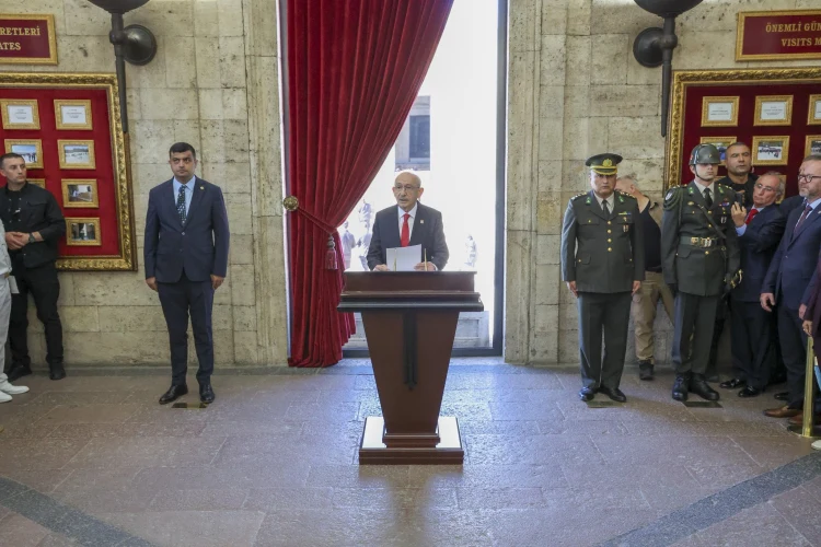CHP’nin 103. yılında Kılıçdaroğlu Anıtkabir’e gitti