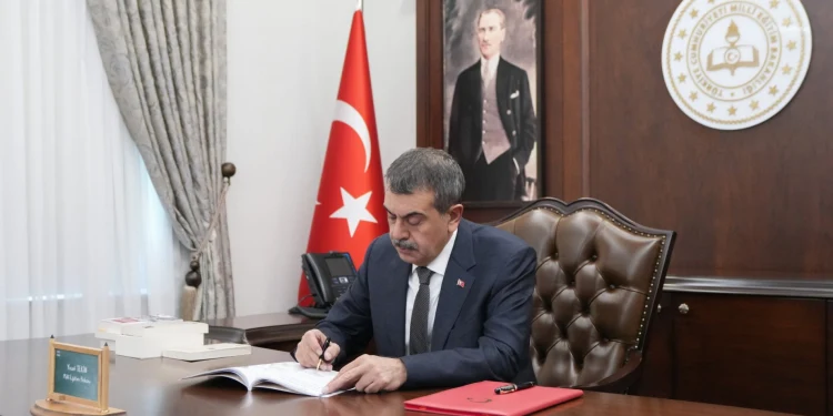 Yaz tatiline elveda, ilk okul gününe merhaba... Okullarda ders başı yapıldı